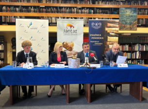 uczestnicy konferencji przy stole 