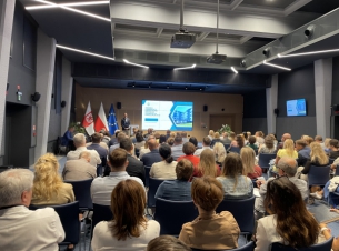 zdjęcie sali kina Delfin. na drugim planie stoi marszałek 