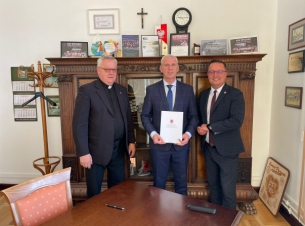 Bogdan Jaroszewicz z beneficjentami po podpisaniu umowy pozują do zdjęcia