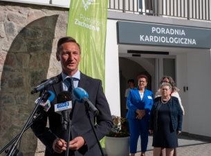 Marszałek Geblewicz mówi o inwestycji przed nowym budynkiem poradni kardiologicznej. 