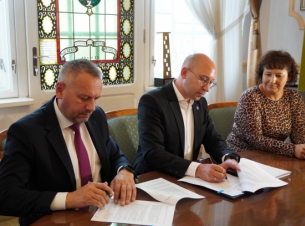 wicemarszałek Jakub Kowalik podpisuje umowę z beneficjentami 
