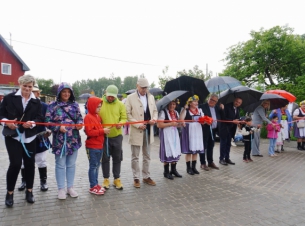 uroczyste przecinanie wstęgi przez wicemarszałkinię i innych przedstawicieli gminy