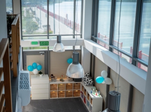 widok na klub, który znajduje się w bosmanacie, widać duże okna i lampy oraz elementy wyposażenia 