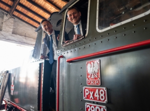 Marszałek Województwa Zachodniopomorskiego Olgierd Geblewicz i prezydent Koszalina Tomasz Sobieraj w zabytkowym parowozie Koszalińskiej Kolei Wąskotorowej