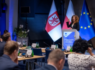 Przewodnicząca Komitetu Regionów Kata Tüttő  przemawia w sali kina Delfin