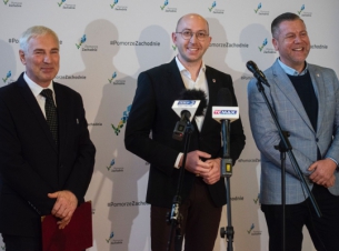 Jakub Kowalik (w środku)