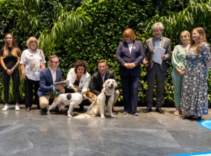 wspólne zdjęcie gości konferencji prasowej w urzędzie marszałkowskim