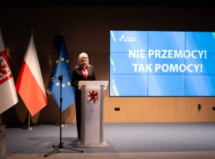 Wicemarsząłkini Anna Bańkowska przemawia do zgromadzonych na konferencji