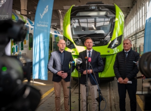 wicemarszałek Jakub Kowalik, marszałek Olgierd Geblewicz, dyrektor oddziału Polregio w Szczecinie Andrzej Chańko