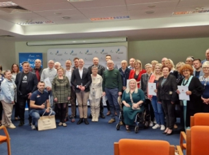 Społeznicy z Koszalina i okolic na wspólnym zdjęciu z wicemarszałkiem Kowalikiem