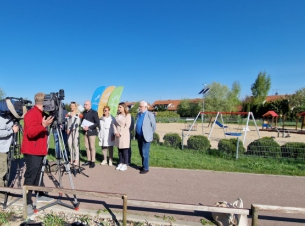 konferencja prasowa w Koszalinie, w tle teren do rekreacji