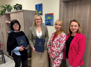 przedstawicielki stowarzyszenia po podpsaniu umowy stoja razem z wicemarszałkinią