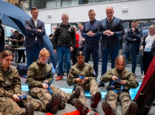 Marszałek Gebewicz wraz z organizatorami szkolenia i wojewodą Rudawskim przyglądają się grupie młodzieży podczas szkolenia.