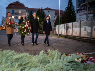 Rządowo-samorządowa delegacja składa wieńce pod bramą Stoczni Szczecińskiej. 