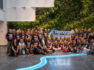 Jurek Owsiak z pracownikami Urzędu Marszałkowskiego Województwa Zachodniopomorskiego, którzy podczas 30. edycji Pol’and’Rock byli wolontariuszami