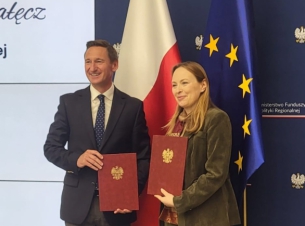 Minister Katarzyna Pełczyńska-Nałęcz oraz Marszałek Województwa Zachodniopomorskiego i Prezes Zarządu ZWRP Olgierd Geblewicz trzymają umowy 