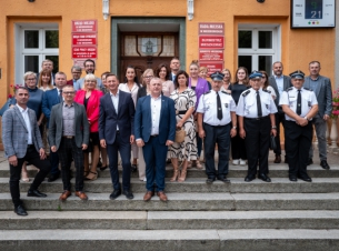 Marszałek Olgierd Geblewicz ze wszystkimi beneficjentami przed Urzędem Miejskim w Mieszkowicach