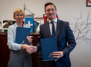 Marszałek Geblewicz i wójt Schwarz prezentują podpisaną umowę. 