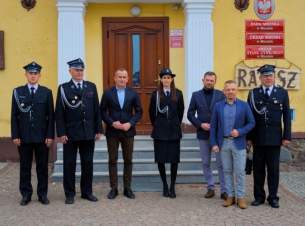 zdjęcie grupowe zrobione przed Urzędem Miejskim w Moryniu 