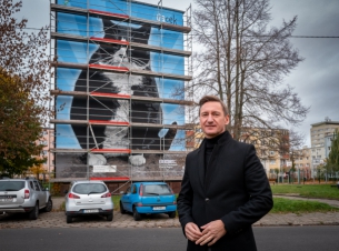 Marszałek Olgierd Geblewicz na tle ekologicznego muralu przedstawiającego kota Gacka