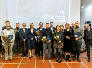Nagrodzeni i wyróżnieni podczas gali na wspólnym zdjeciu, w tle telebim.  