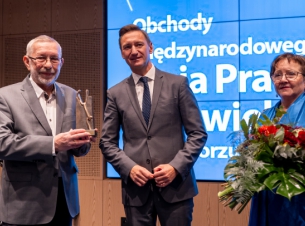 Edward radziewicz, Olgierd Geblewicz i Teresa Kalina na scenie po wręczeniu statuetki