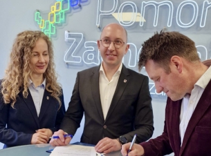podpisanie umowy w sali konferencyjnej; podpis składa wiceprezes i założyciel fundacji Arkadiusz Borysiewicz, onok stoi wicemarszałek Jakub Kowalik i radna województwa Karolina Siwek