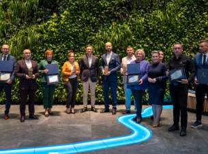 zdjęcie laureatów z marszałkiem 