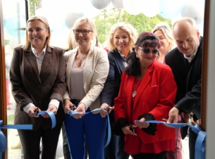 ficjalne otwarcieoficjalne otwarcie centrum Aktywności i Wolontariatu Seniorów „Social Silver” w Nowym Czarnowie - przecięcie wstęgi