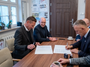 Marszałek Olgierd Geblewicz i wicemarszałek Jakub kowalik podpisali z burmistrzem Nowogardu Michałem Wiatrem porozumienie w sprawie finansowania budowy ronda na skrzyżowaniu ul. 700-lecia i 3 Maja