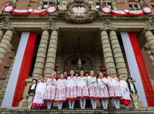 zespół Szczecinianie przed budynkiem urzędu wojewódzkiego 