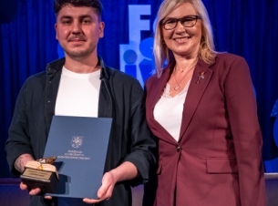 Patryk Zalaszewski oraz Anna Bańkowska po wręczeniu nagrody Jantar; laureat trzyma statuetkę