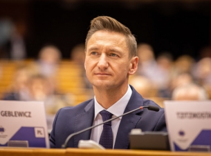 marszałek Olgierd Geblewicz podczas posiedzenia w komitecie regionów