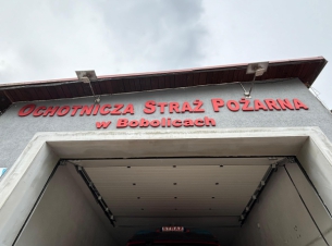 zdjęcie dachu remizy z napisem Ochotnicza Straż Pożarna w Bobolicach 