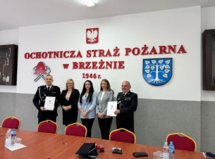 zdjęcie zrobione w remizie na tle ścianki