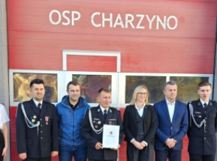 zdjęcie z wicemarszałkinią przed budynkiem 