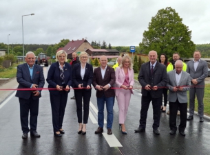 wicemarszałkini przecina wstęgę wraz z starostą powiatu i innymi członkami samorządu