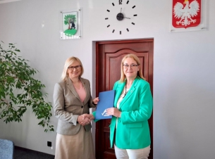 na zdjęciu wicemarszałkini Anna Bańkowska (od lewej) oraz burmistrz Pełczyc  Anna Kochanowicz