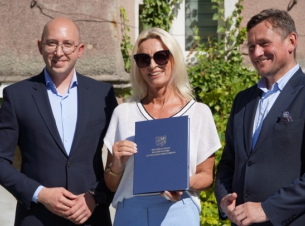 Od lewej: Jakub Kowalik, Małgorzata Kaweńska-Ślęzak. oraz Tomasz Sobieraj. Pani w środku trzyma umowę