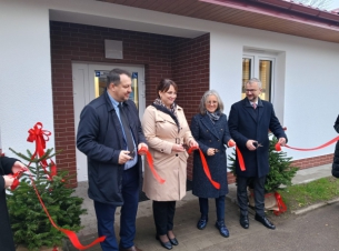 przecięcie wstęgi przed wejściem do budynku 