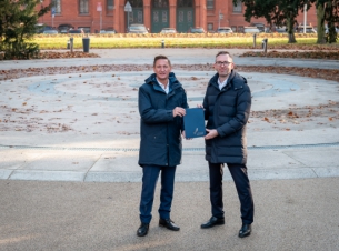 Marszałek Geblewicz i wiceprezydent Kadłubowski prezentuja podpisana umowe wsparcia. 