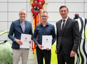 zastępca prezydenta miasta Szczecin Marcin Biskupski, marszałek województwa Olgierd Geblewicz i dyrektor Pleciugi Tomasz Lewandowski stoją razem z podpisanymi umowami