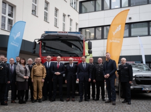 zdjęcie grupowe na tle wozu strażackiego