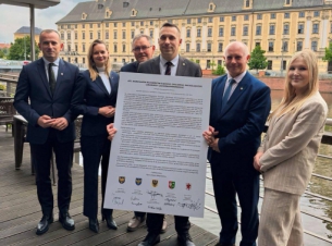 członek zarządu Marcin Łapeciński i inni przedstawiciele województw z podpisanym apelem