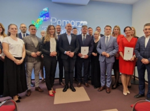 wicemarszałek stoi ze wszystkimi benefeicjantami po podpisaniu umów