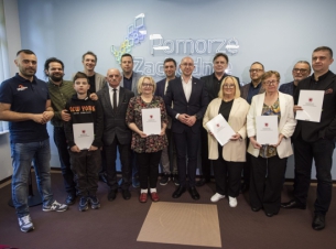 wicemarszałek stoi ze wszystkimi beneficjantami po podpisaniu umów