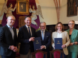 marszałek Olgierd Geblewicz wicemarszałek Jakub Kowalik wraz z beneficjentami pozują razem do zdjęcia po podpisaniu umów