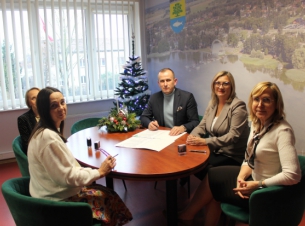 Strony umowy podpisują porozumienie przy stole prezydialnym, w tle gabinet pani wójt - fot. Urząd Gminy Kobylanka. 