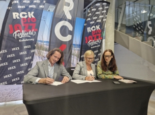 wicemarszałkini Anna Bańkowska podpisuje umowę 