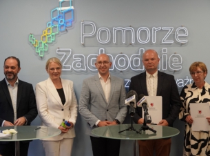 wicemarszałek Jakub Kowalik z beneficjentami pozują do zdjęcia po podpisaniu umowy dotacyjnej